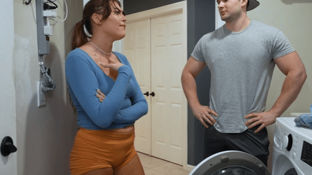 Ablasının Külotlarına Asılırken Yakalandı Türkçe Altyazılı Porno